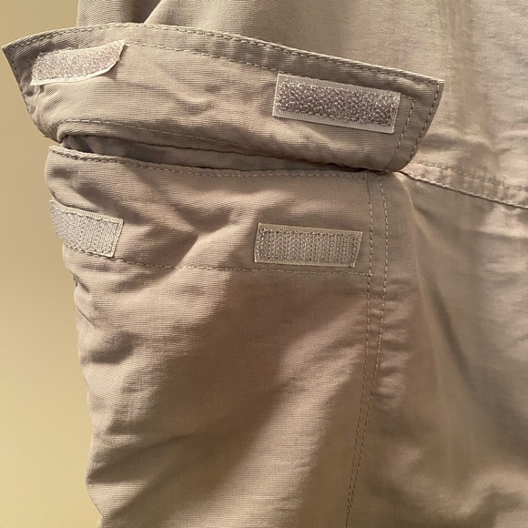 Ladies size 8 The North Face hiking pants with zip off, roll tab legs pockets. - Picture 5 of 15